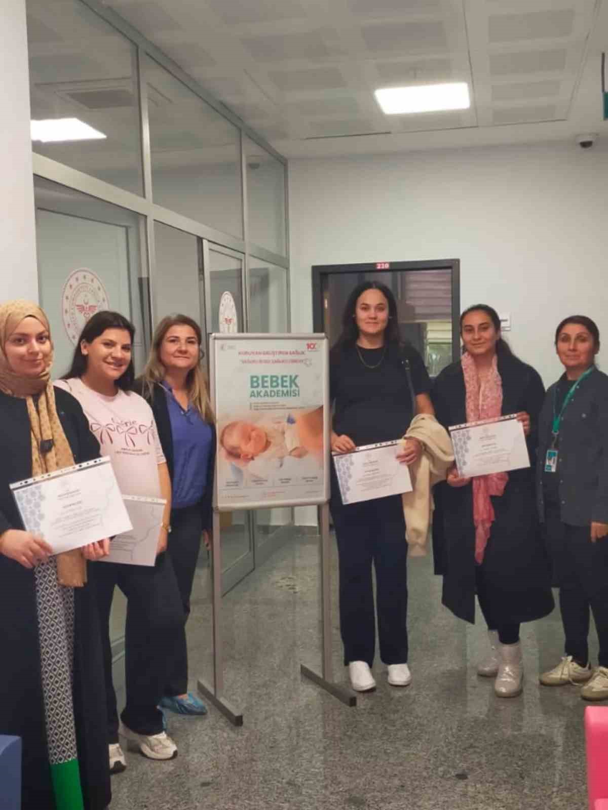 Anne adayları hem doğuma hem de bebek bakımına hazırlanıyor
