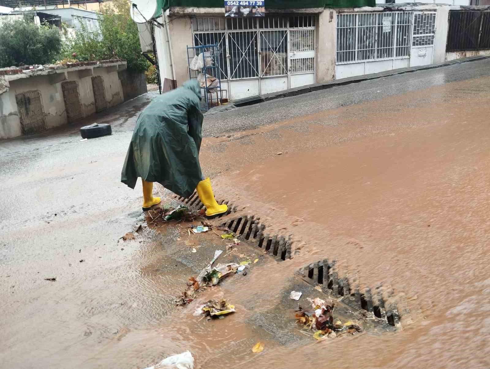 Diyarbakır&rsquo;da sağanak yağış yolları g&ouml;le &ccedil;evirdi
