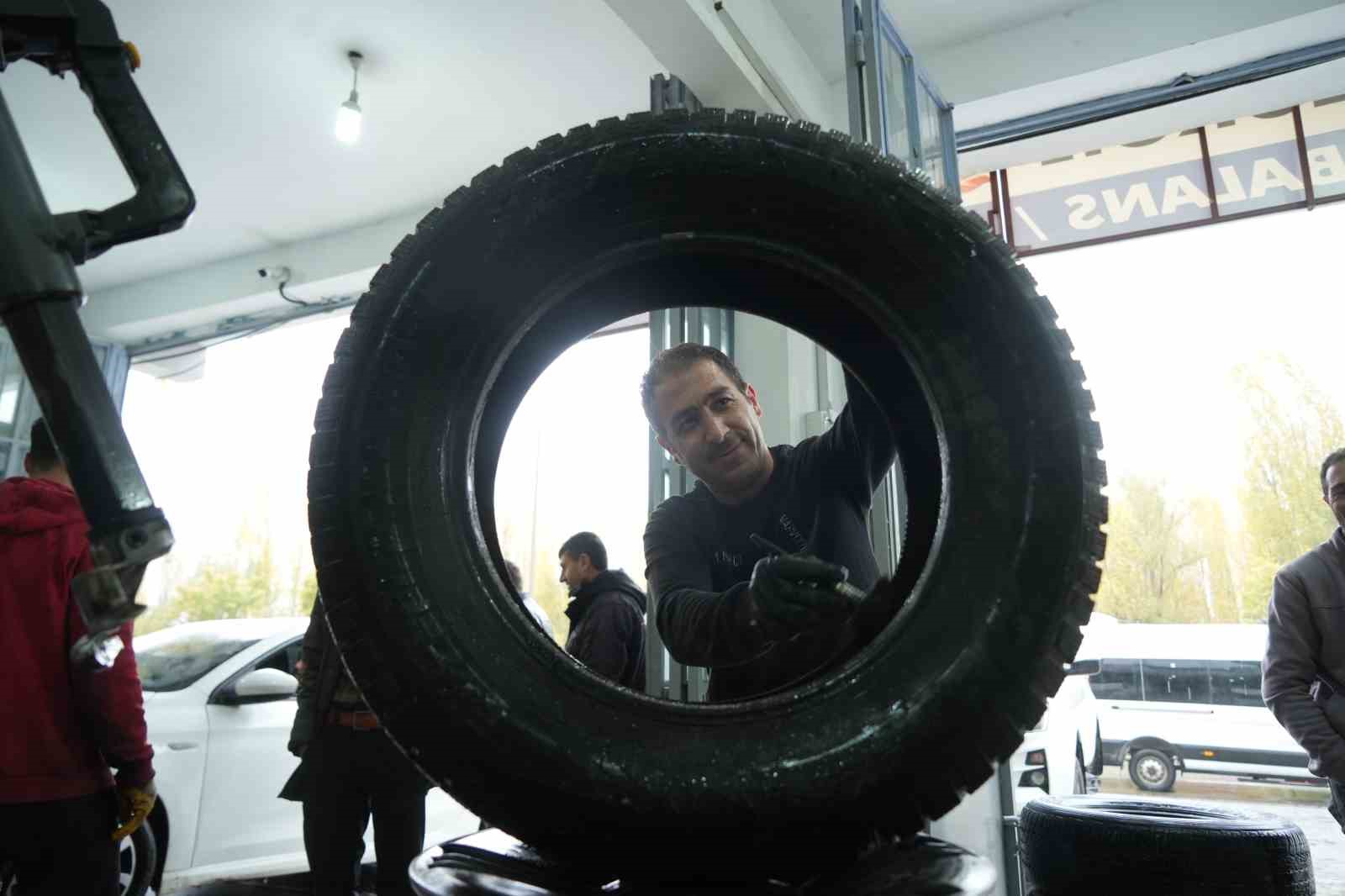 Çavuştepe’ye kar yağdı, sürücüler lastikçilere akın etti
