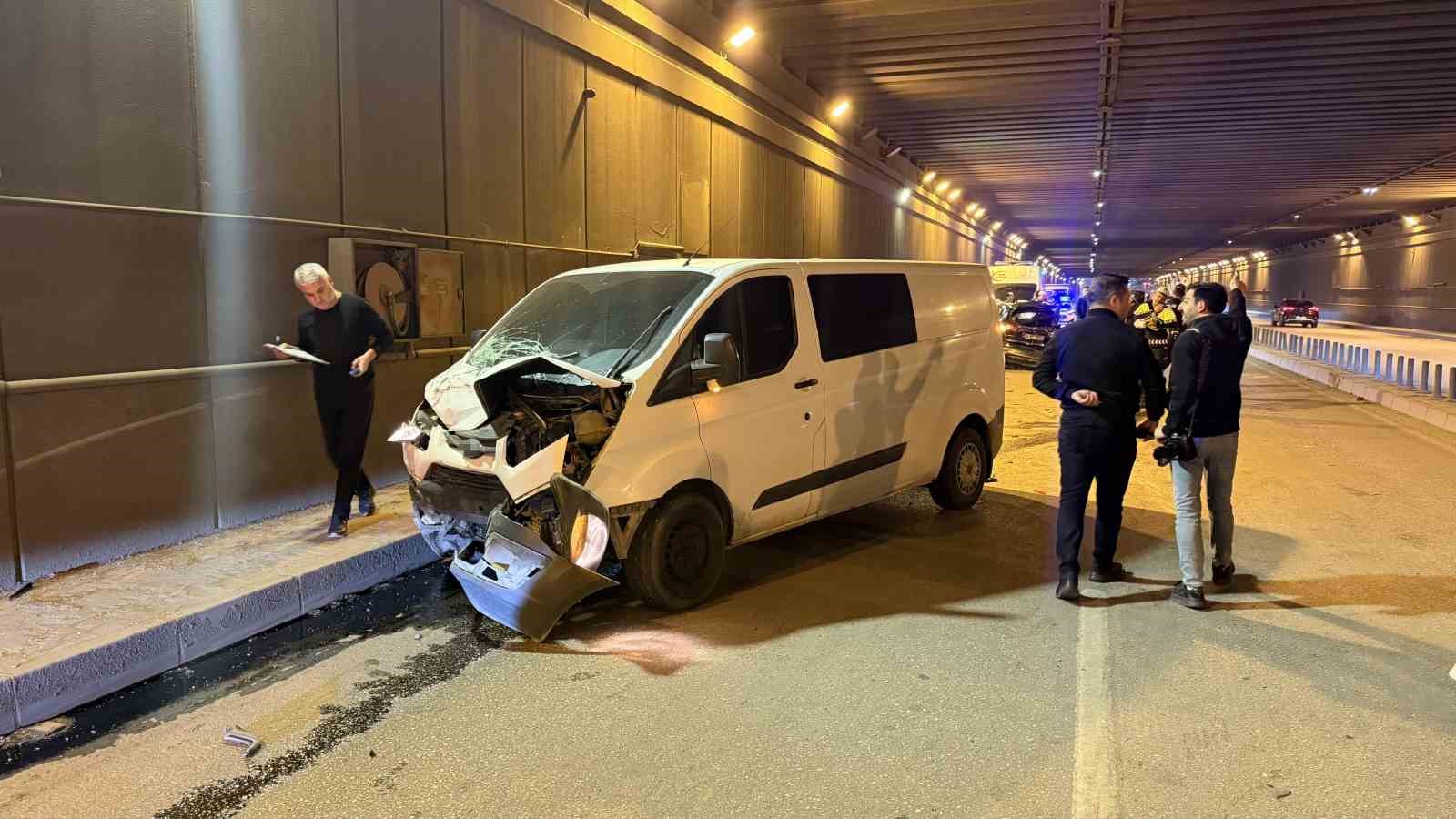 Kontrolden &ccedil;ıkan cip, hafif ticari ara&ccedil;la &ccedil;arpıştı: 2 &ouml;l&uuml;, 1 yaralı
