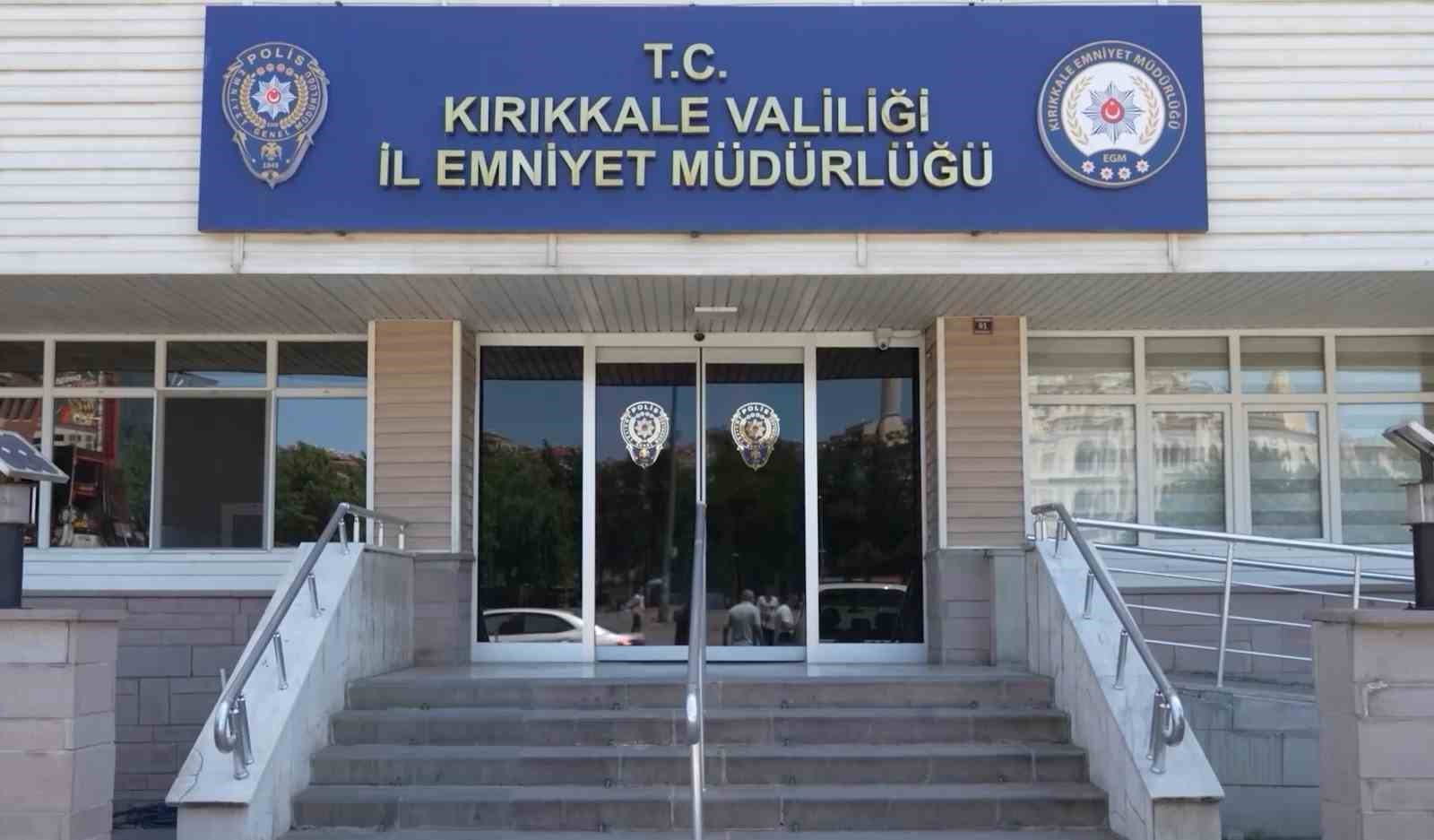 Korku dolu anlar kamerada: Bir ailenin can g&uuml;venliğini tehlikeye atan trafik magandası yakalandı
