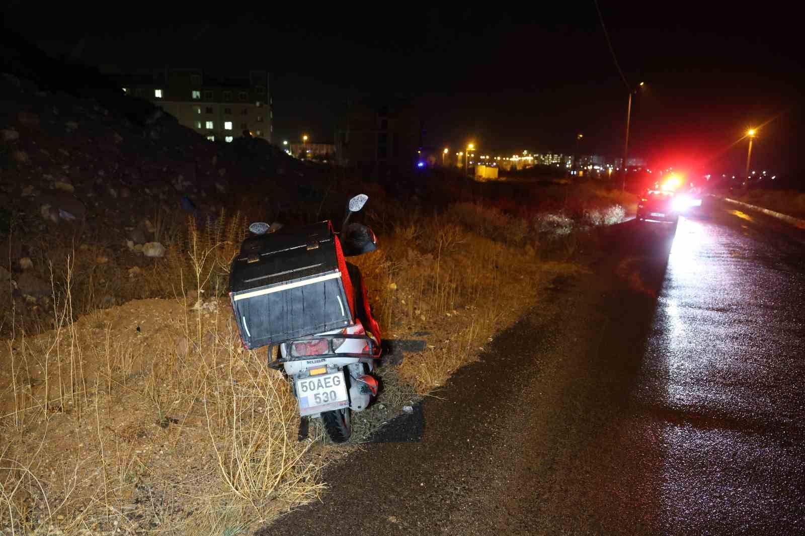 Kediye çarpmamak için ani fren yapan motosikletli yola savruldu
