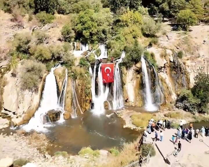 Muradiye Şelalesi’nde Türk bayrağı dalgalandı