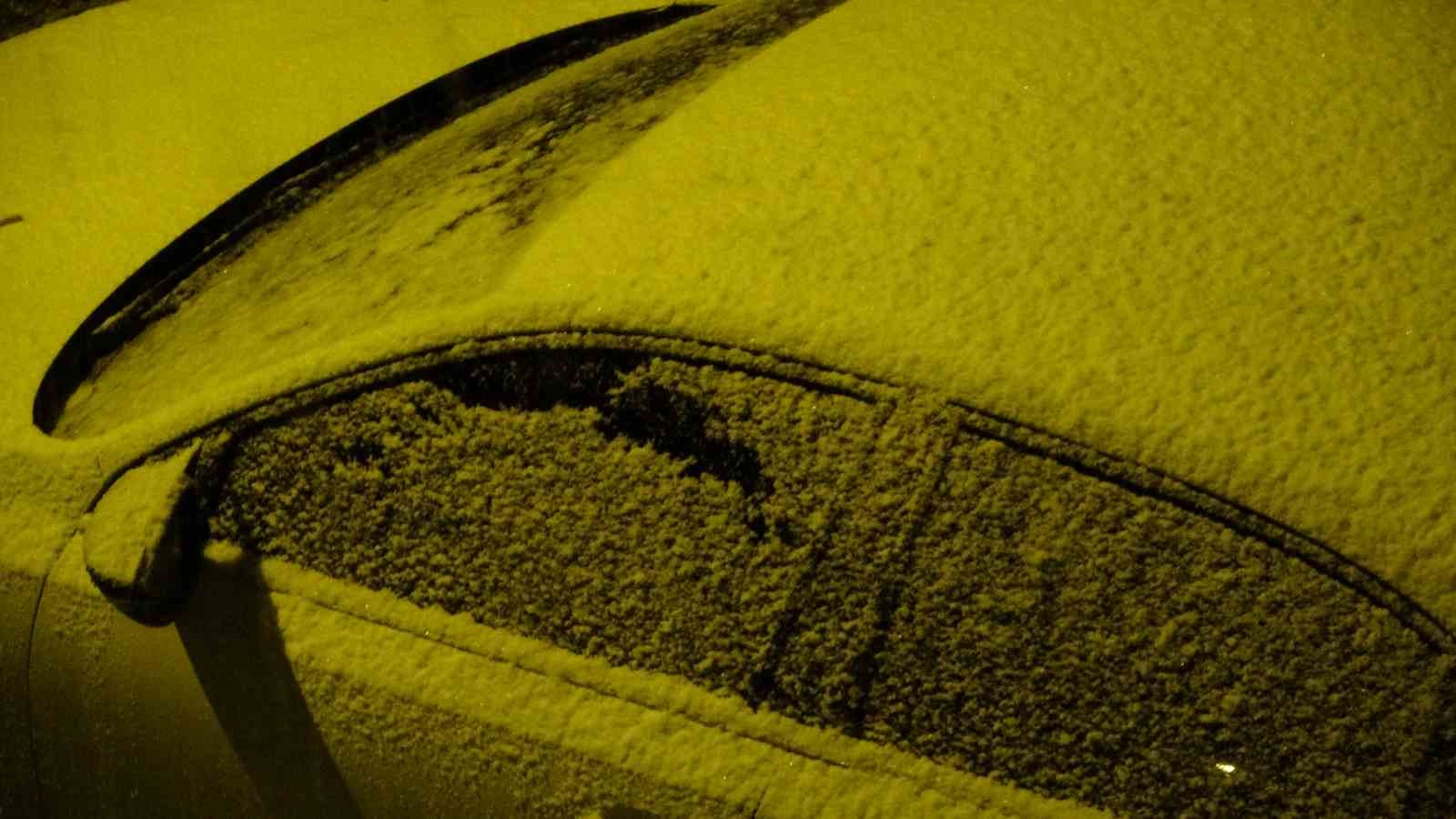 Bitlis’te mevsimin ilk karı yağdı
