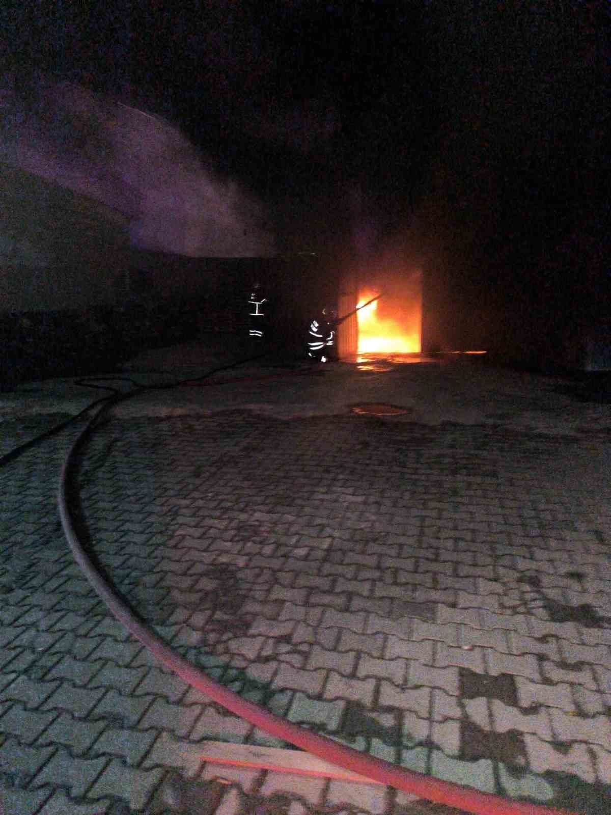 Hatay’da depo alevlere teslim oldu
