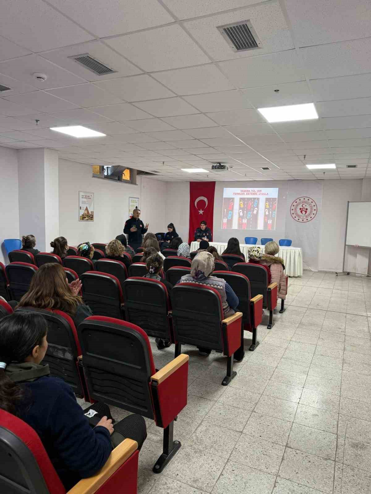 Öğrenci yurdu personeline uygulamalı yangın eğitimi
