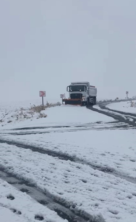 Kar yağdı, ekipler sahaya indi
