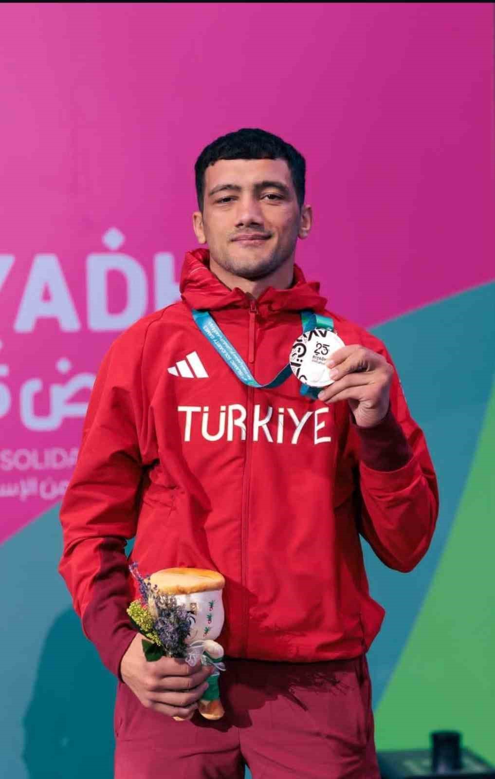 Riyad’dan Kayseri’ye 1 altın, 1 bronz geldi
