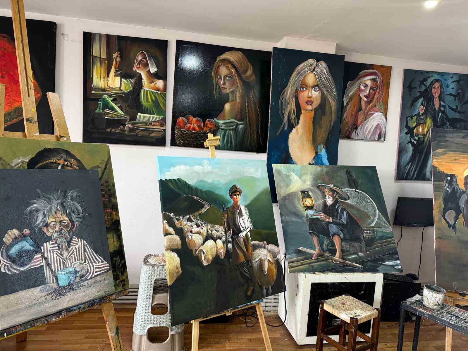 Ressam ve heykeltıraş Orhan Albaş öğrencilerine 3 günde resim yapmayı öğretiyor