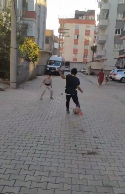 Sokak arasında taş kaleyle transfer duyurusu gülümsetti