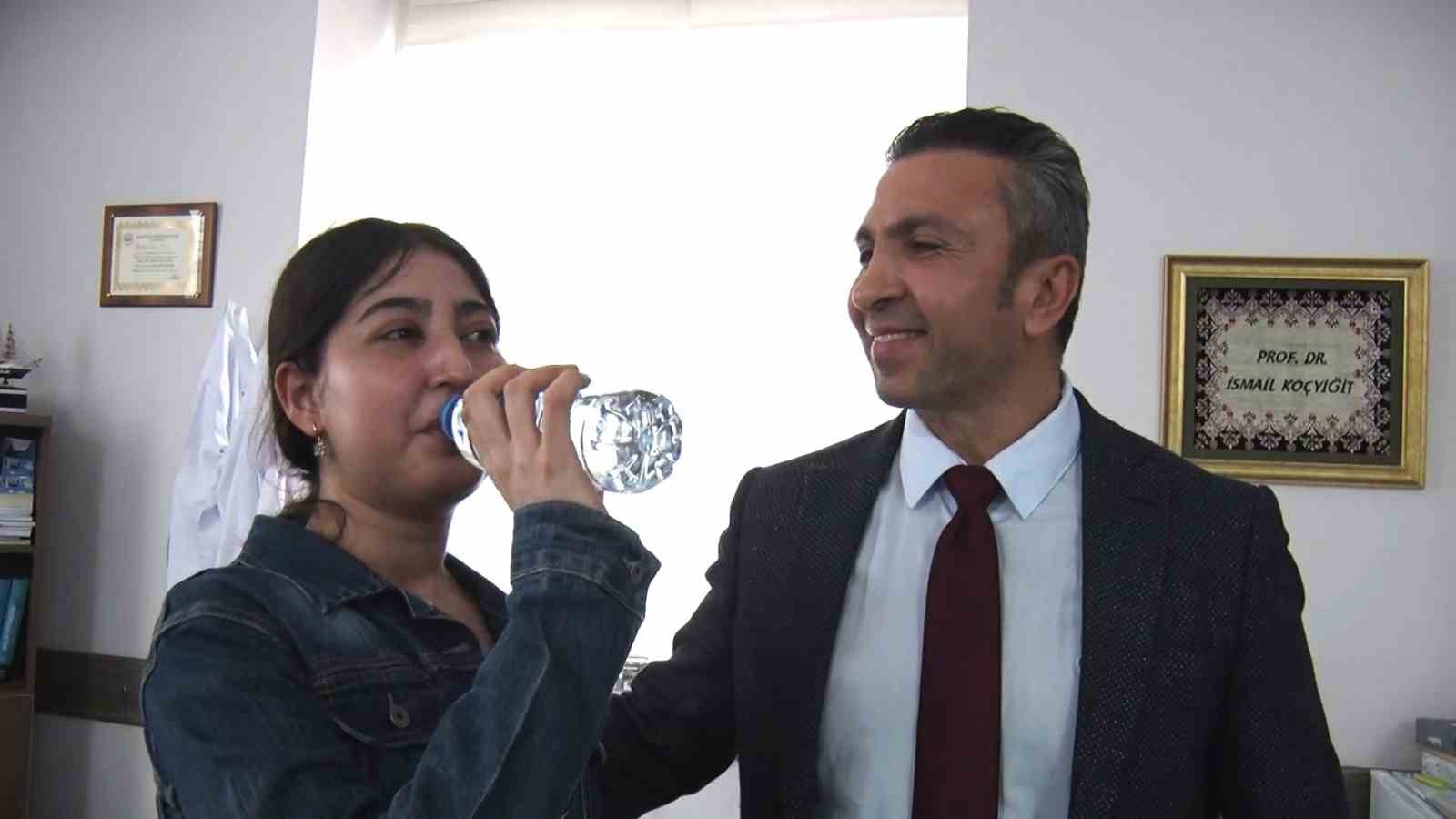 Annesinin böbreğiyle hayata tutundu