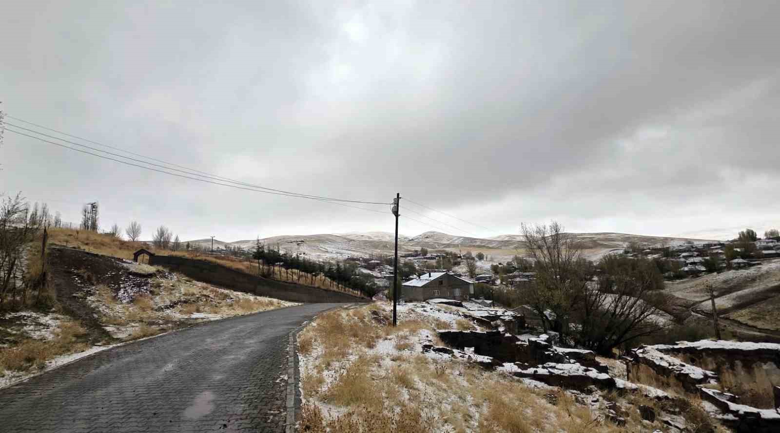 Bitlis’te köyler beyaza büründü
