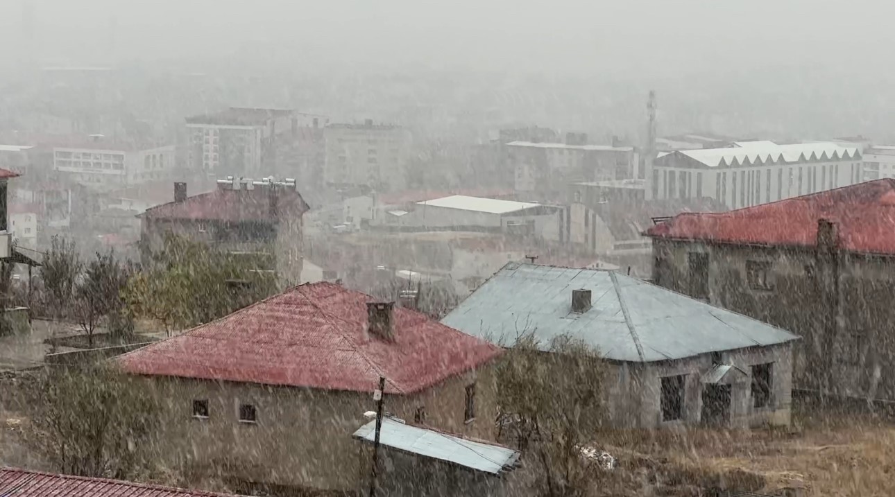 Yüksekova’da yoğun kar yağışı: Sınırda bulunan Çobanpınar köyünün yolu karla kaplandı