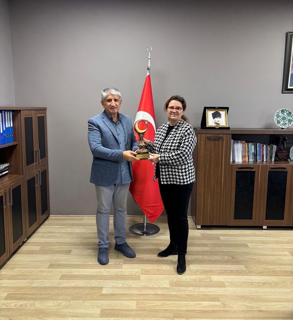 BUÜ’lü akademisyene ’Türk Dünyası Bilim Ödülü’
