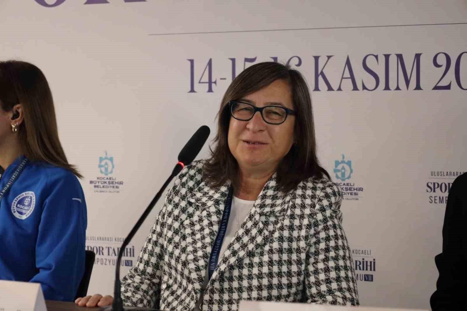 Kadın sporcular sempozyumda yaşadıkları zorlukları anlattı
