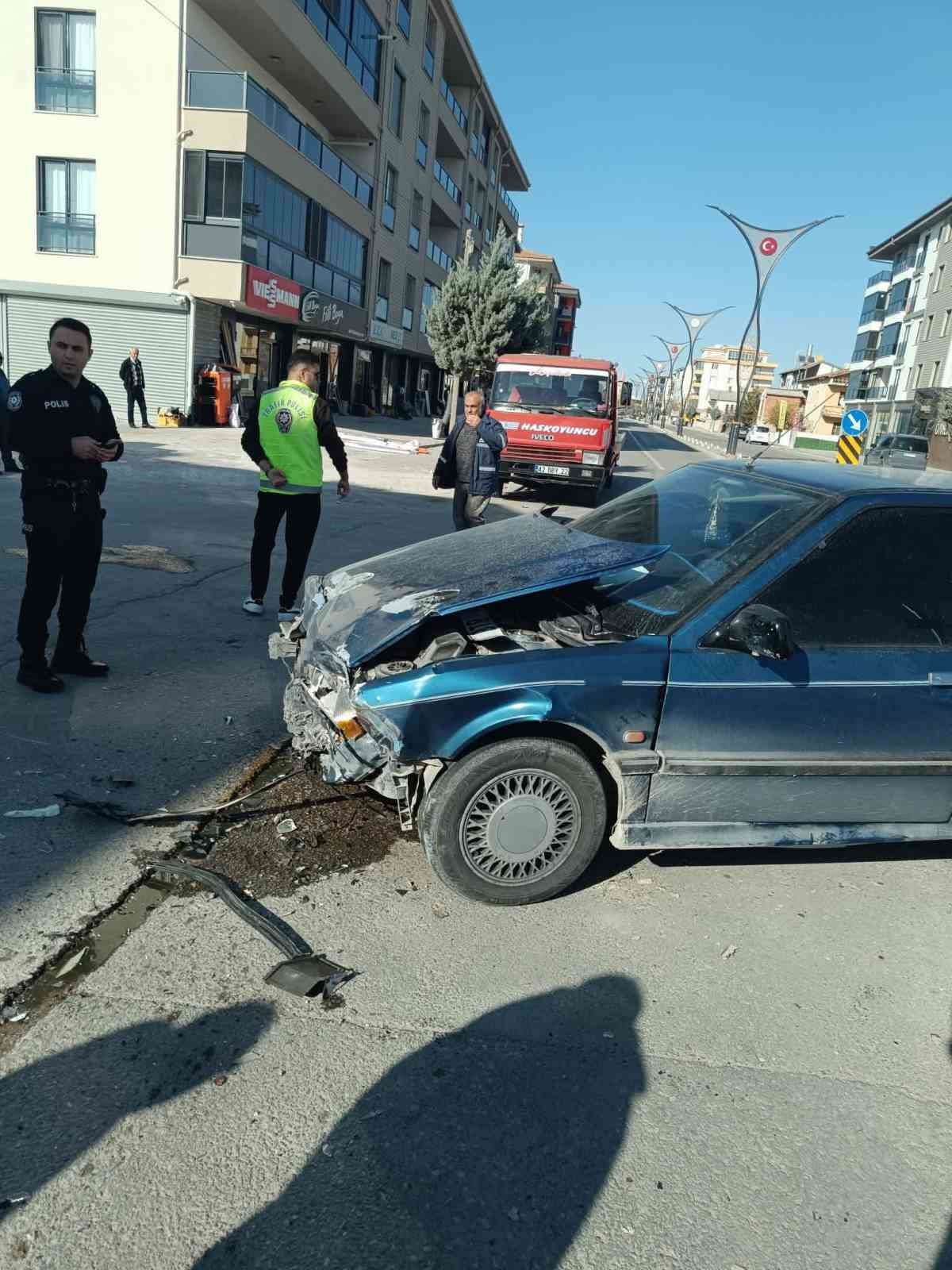 Aksaray’da hafif ticari araç ile otomobil çarpıştı: 7 yaralı

