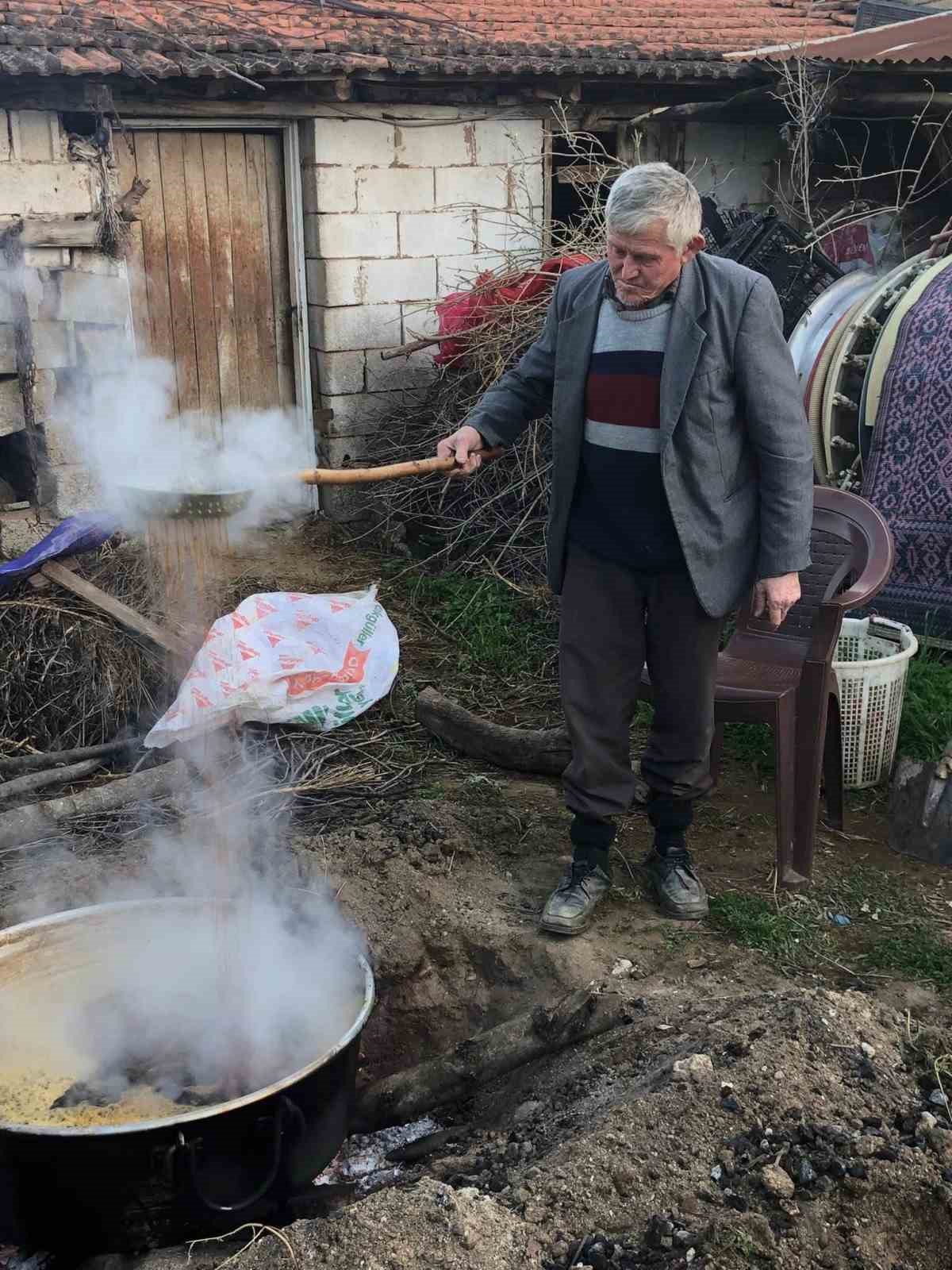 Sarıgöl’de pekmez yapımına hız verildi
