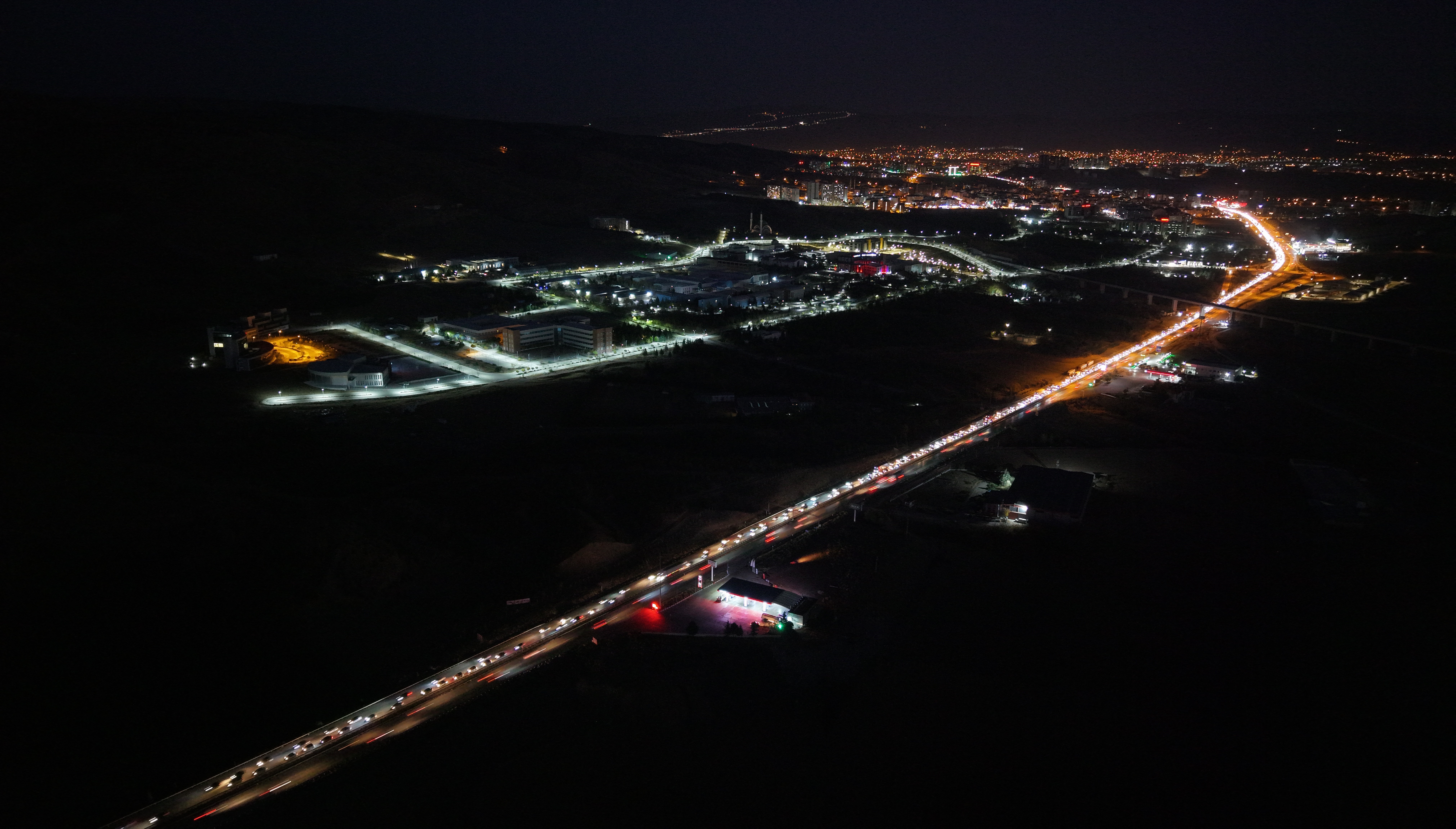 Ara tatil bitti, tatilcilerin dönüş yolculuğu başladı: 43 ilin geçiş noktasında trafik yoğunluğu arttı