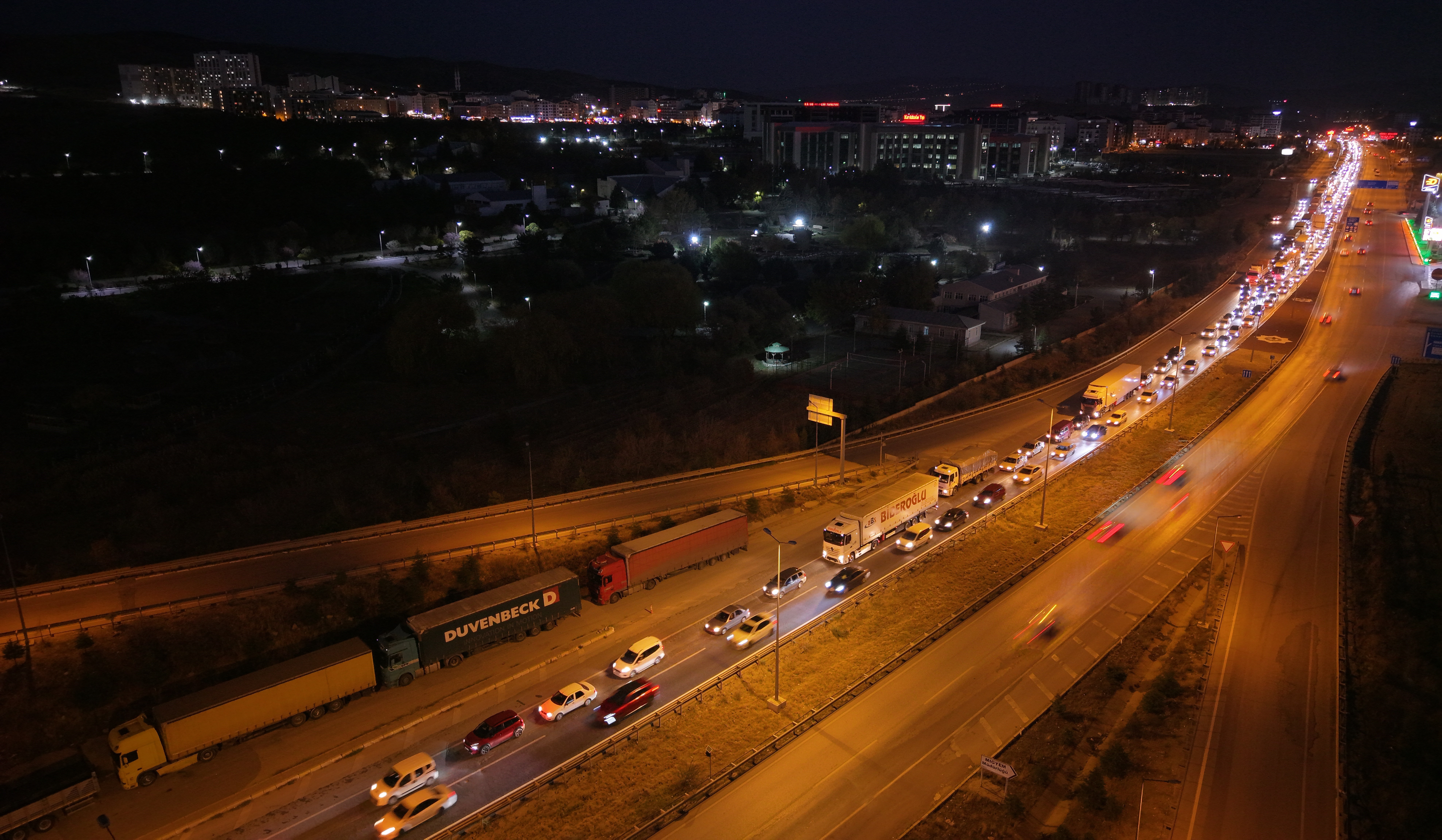 Ara tatil bitti, tatilcilerin dönüş yolculuğu başladı: 43 ilin geçiş noktasında trafik yoğunluğu arttı