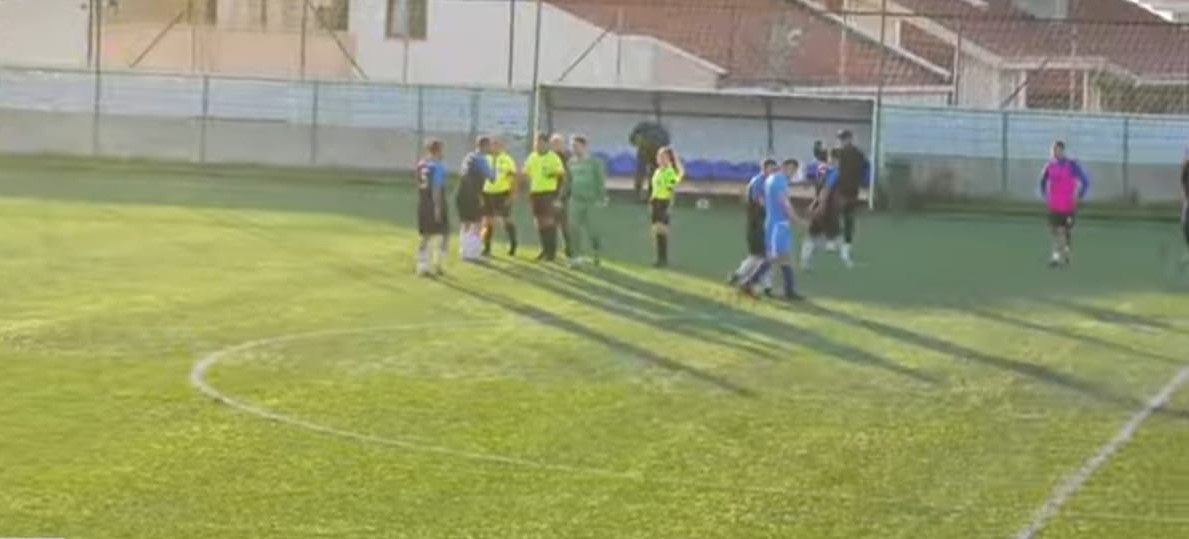 Taraftarlar sahaya girdi, maç tatil edildi
