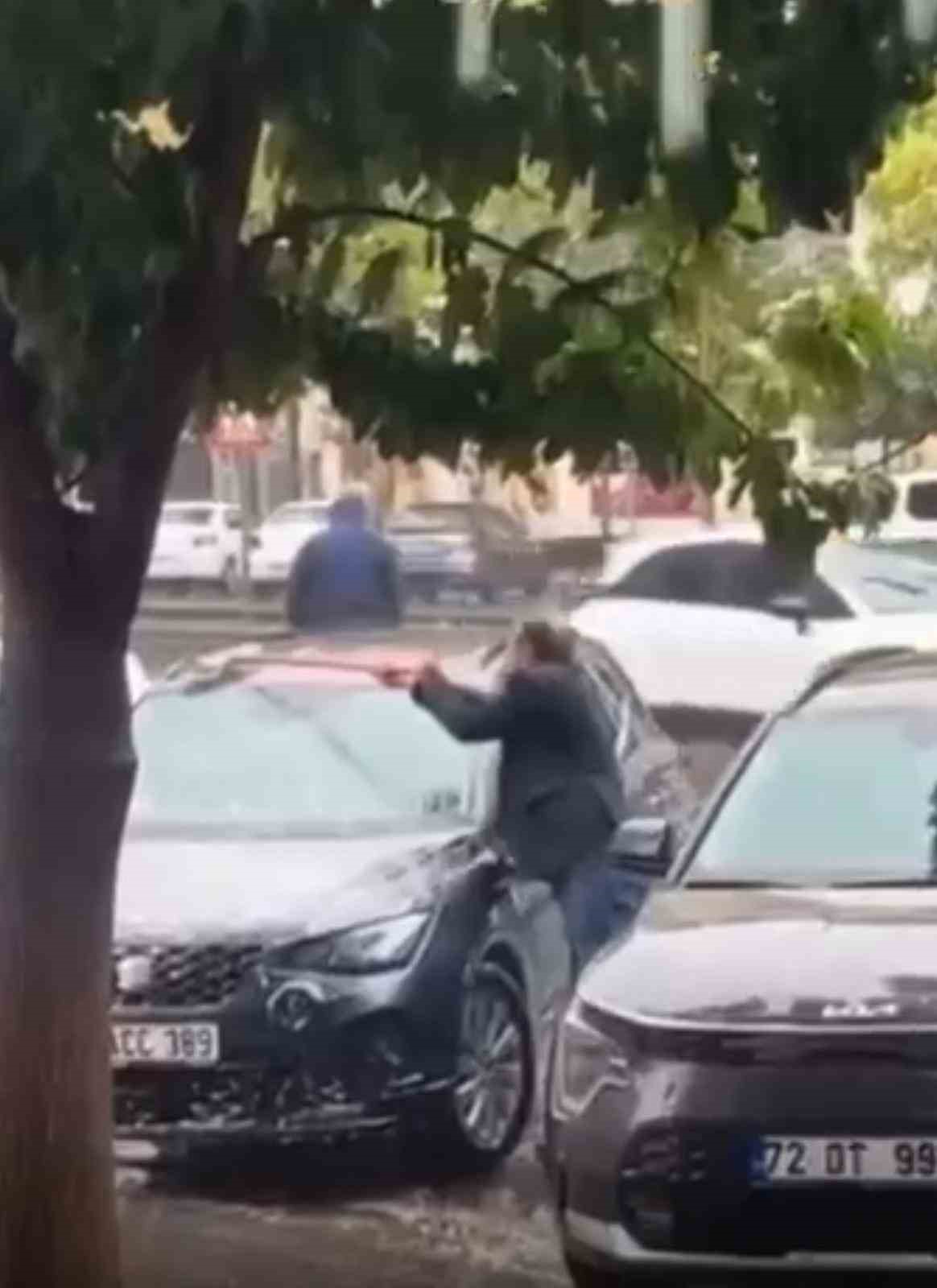 Sağanak yağmur altında arabasını yıkadı
