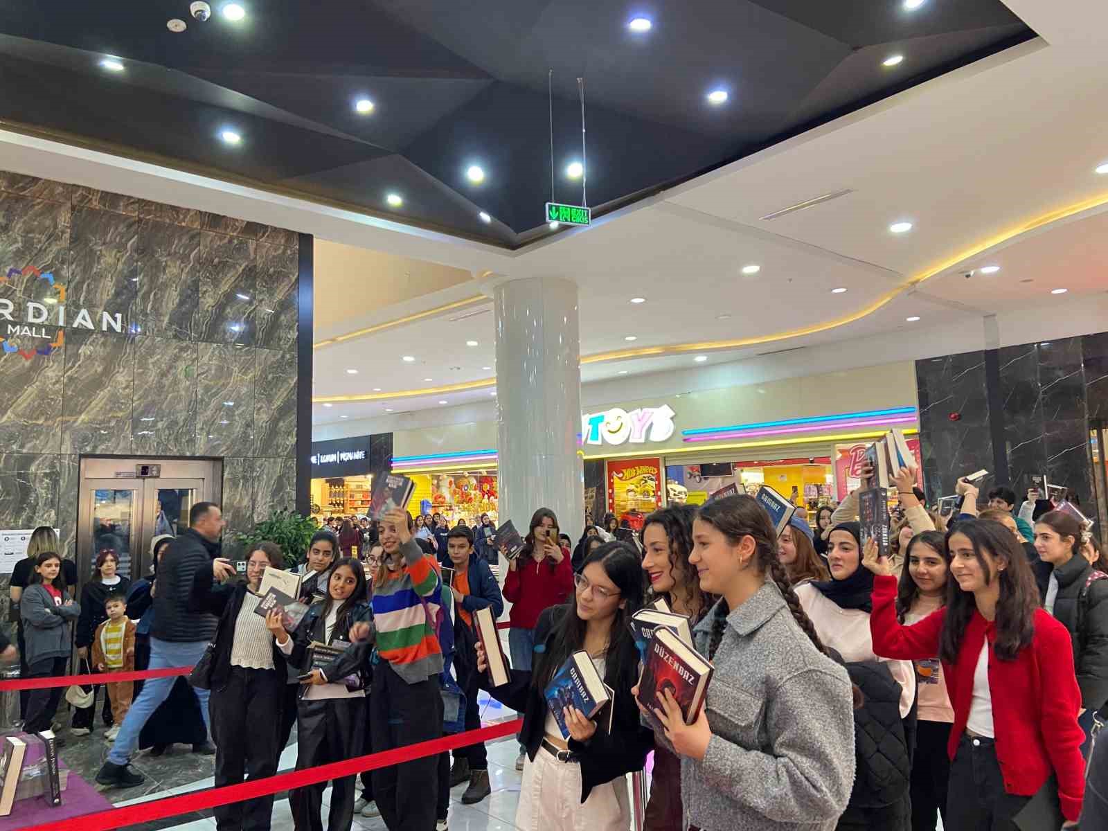 Selin Solaris ve Işıl Lima Mardian Mall’da okurlarıyla buluştu
