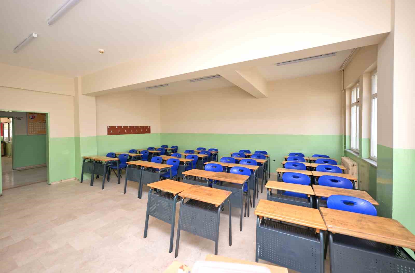 Esenyurt’taki okullarda ara tatilde bakım ve onarım çalışmaları devam etti