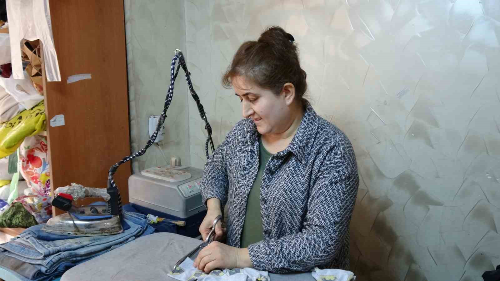 Kadın terzi kızlarının okuması için makine başına geçti
