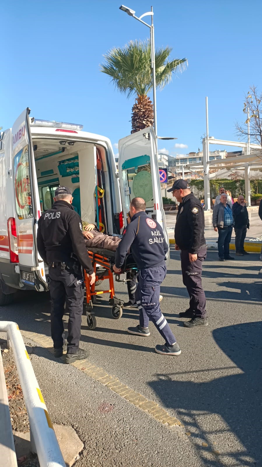 Kaza yapıp şoka giren yaşlı adam hastaneye kaldırıldı
