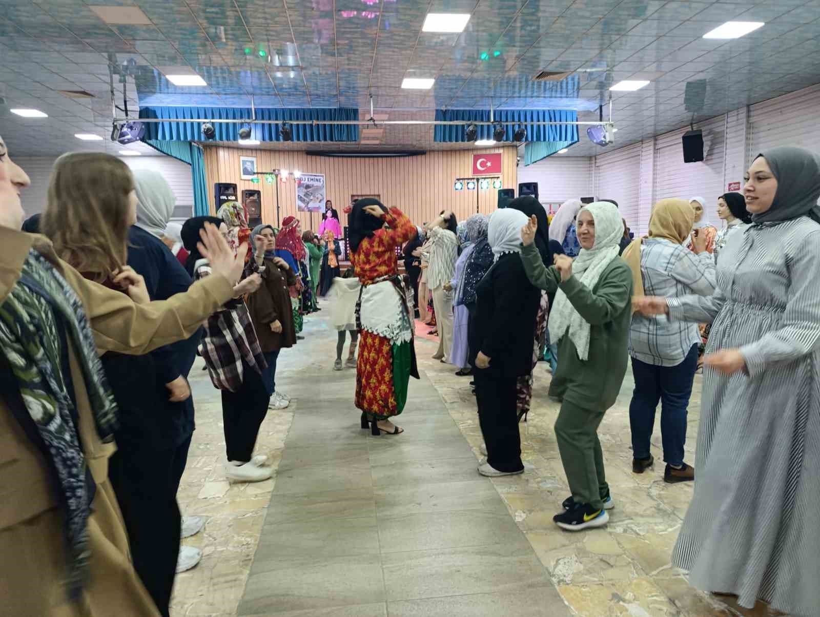 Simavlı kadınların "Üç Etek Gecesi" ilgi gördü
