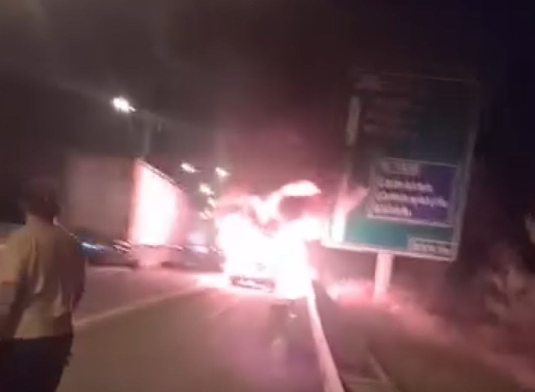 Otoyolda yanan otomobil kullanılamaz hale geldi
