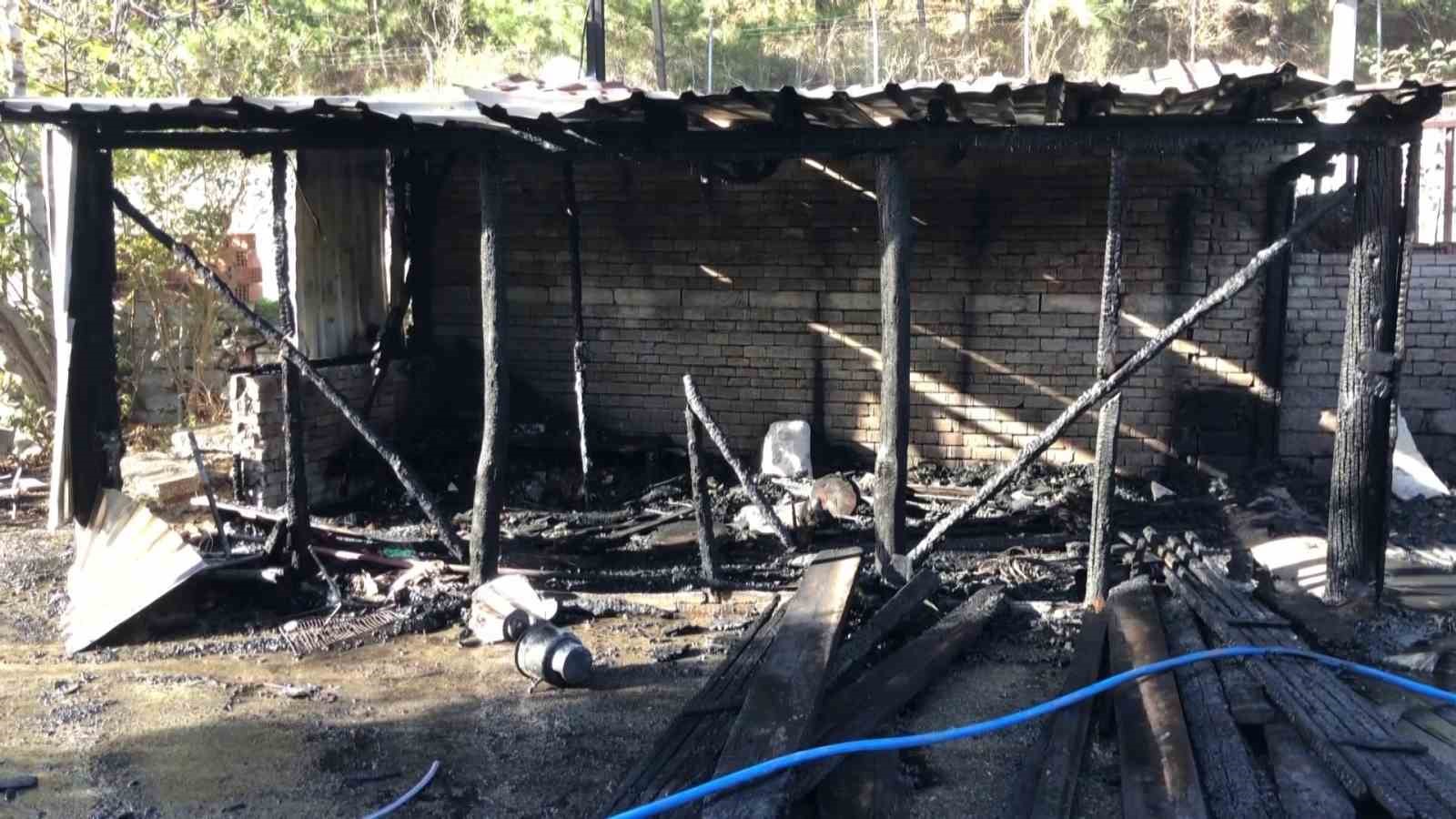 Beykoz’da korkutan yangın: Garaj ve otomobil yanarak adeta kül oldu
