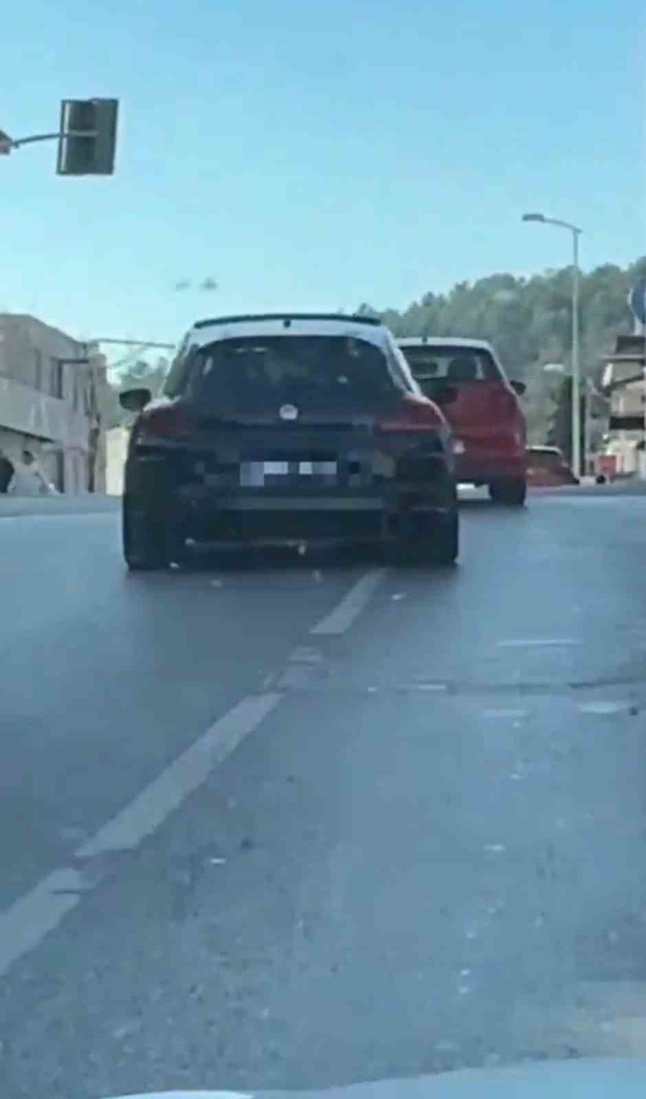 Abartılı egzozla tehlikeli sollama yapan sürücü cezadan kaçamadı
