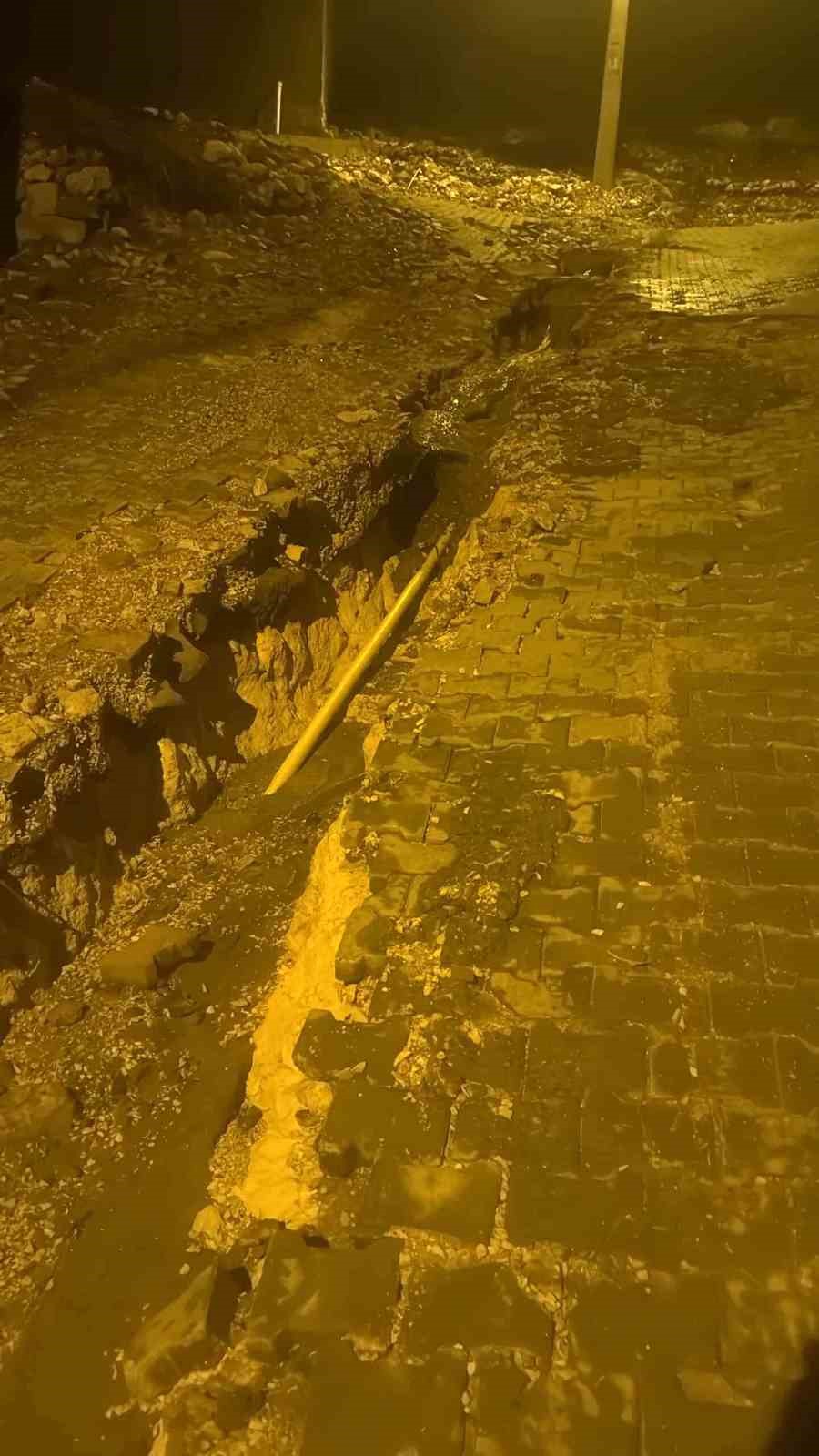 Mazıdağı’nda şiddetli yağışların neden olduğu çukurlarda ortaya çıkan doğal gaz boruları tehlike saçıyor
