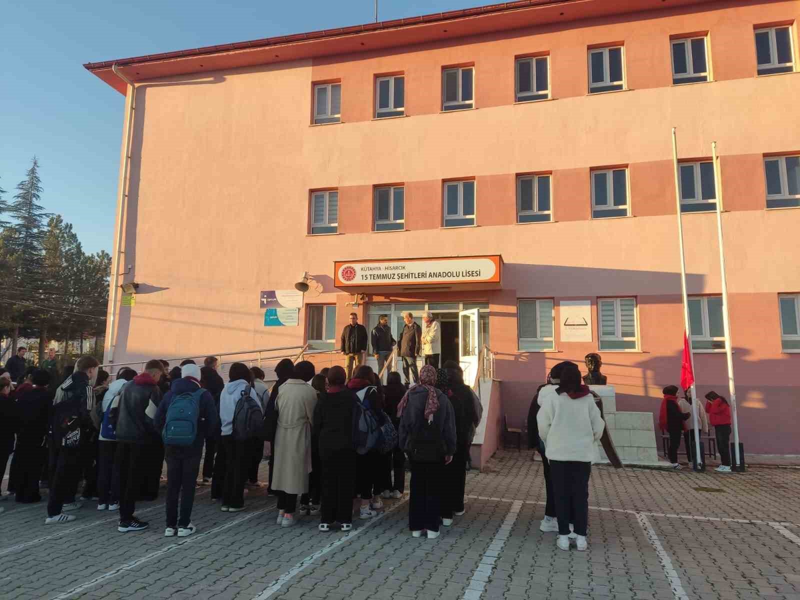 Müdür Hasan Kilitci: "Bayrak törenleri, milli değerlerimizle bağımızı güçlendiren özel anlardır"
