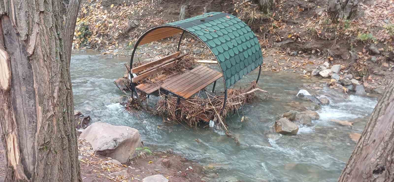 Palu’da Teke Deresi taştı: banklar sürüklendi
