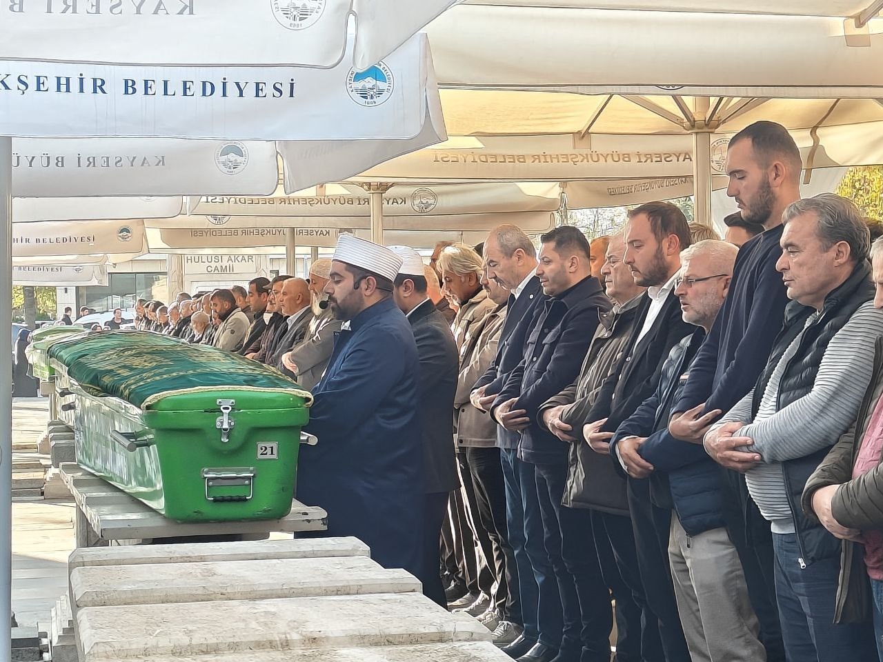 Oğlu tarafından öldürülen adam toprağa verildi