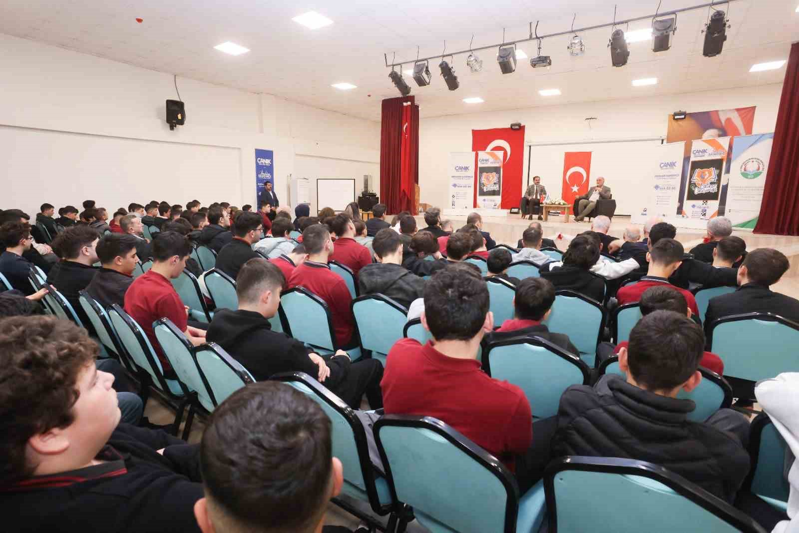 Başkan Sandıkçı: "3 yıldır kesintisiz, tüm öğrencilere burs desteği sağlayan tek belediyeyiz"