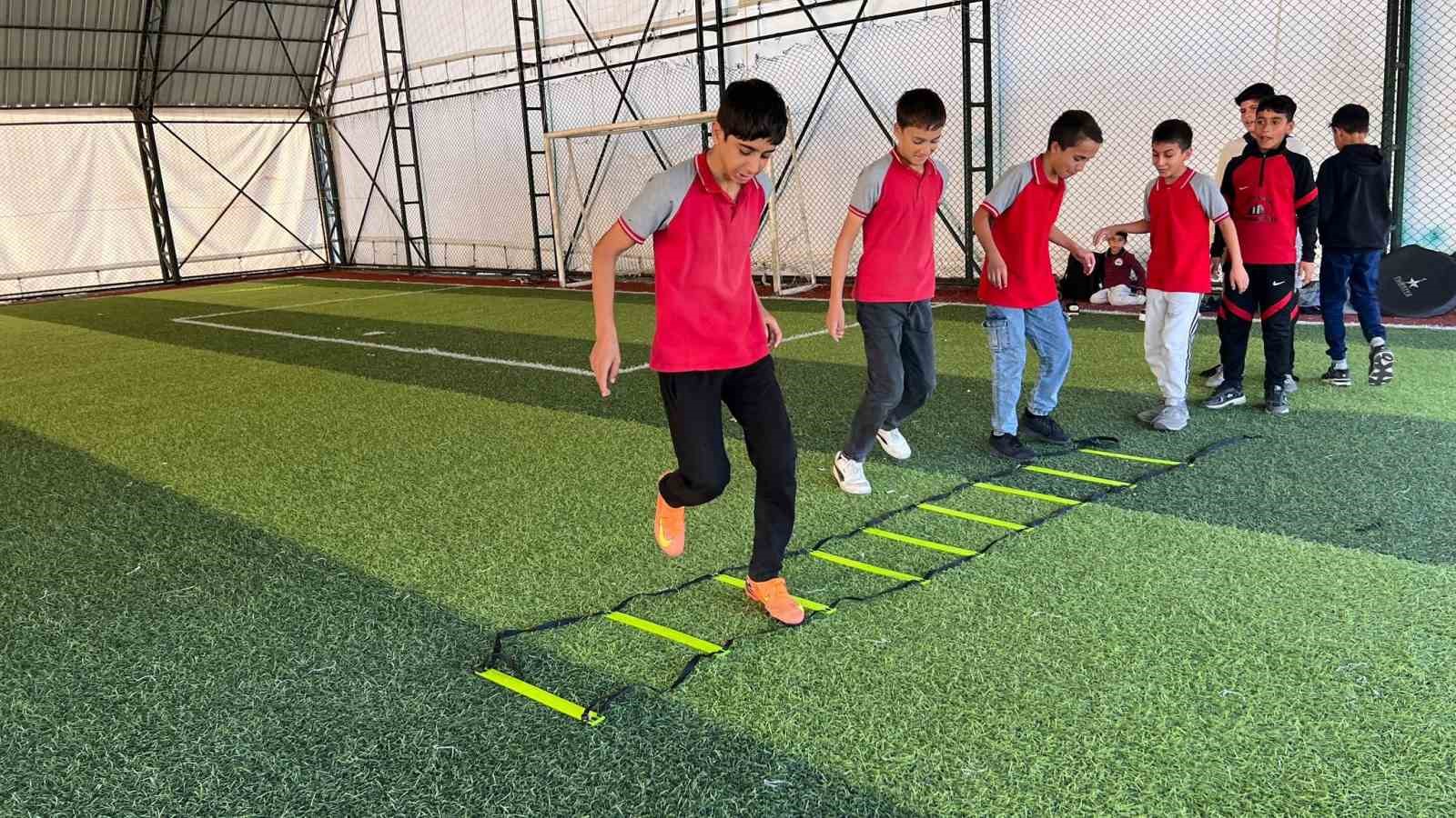 Varto’da futbol kursu sürüyor
