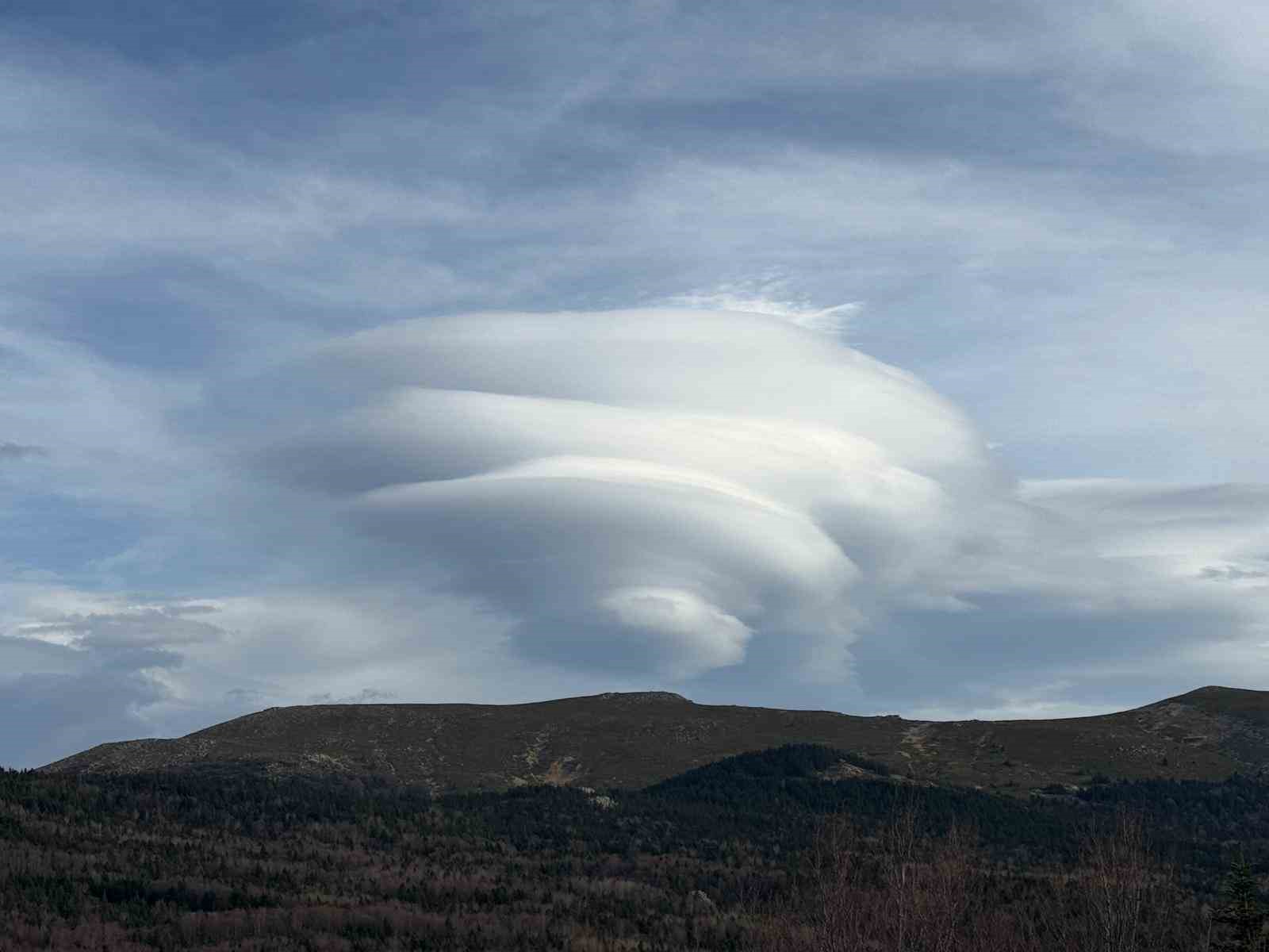 Uludağ semalarında mercek şeklinde bulut oluştu
