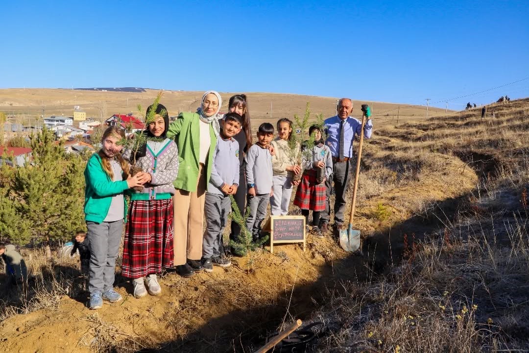 Bayburt’ta öğrenciler ve öğretmenler 300 fidanı toprakla buluşturdu