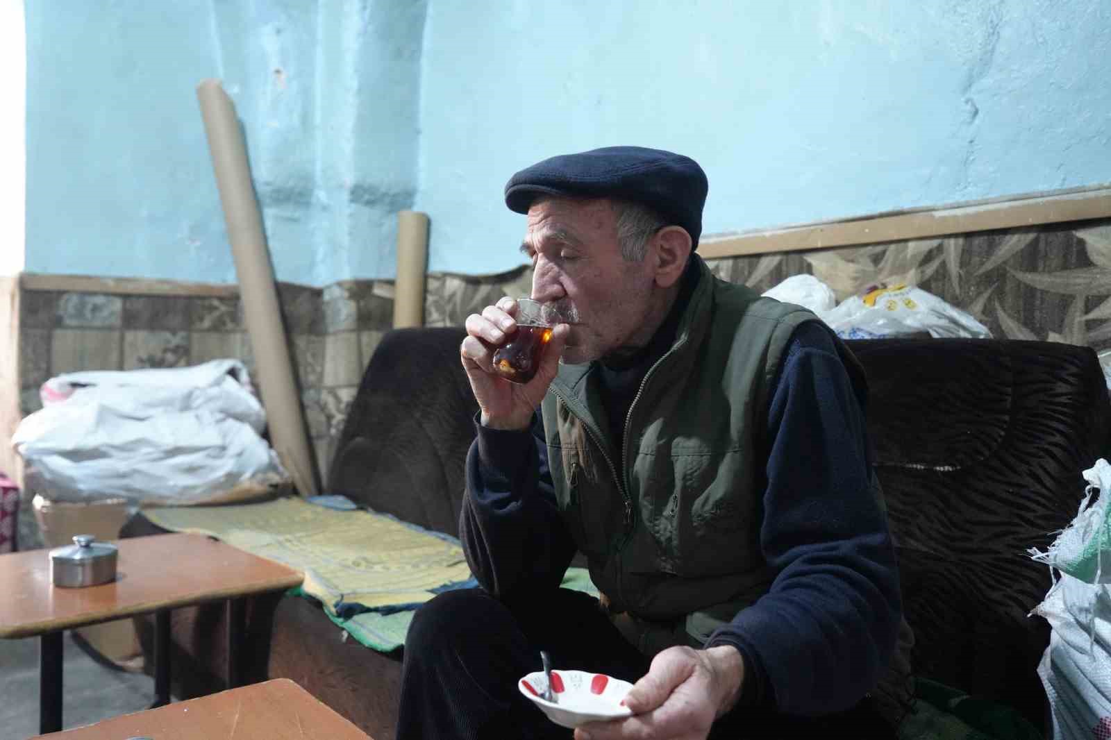 Muş’ta 350 yıllık tarihi çay ocağında 55 yıldır çay demliyor
