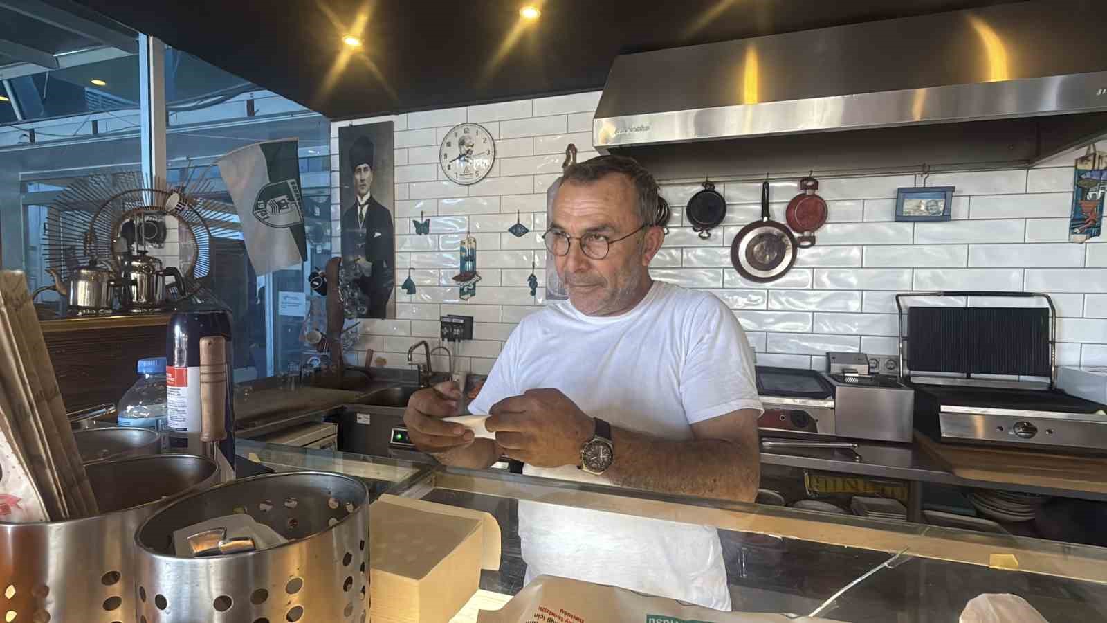 İşlettiği büfede 800 eserlik kütüphane kurdu