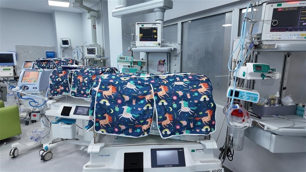 Prematüre bebeklere pastalı kutlama
