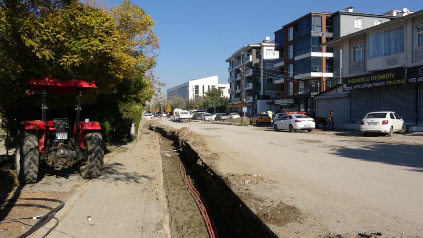 VEDAŞ’ın günlerce açık bıraktığı çukurlar kazalara davetiye çıkarıyor