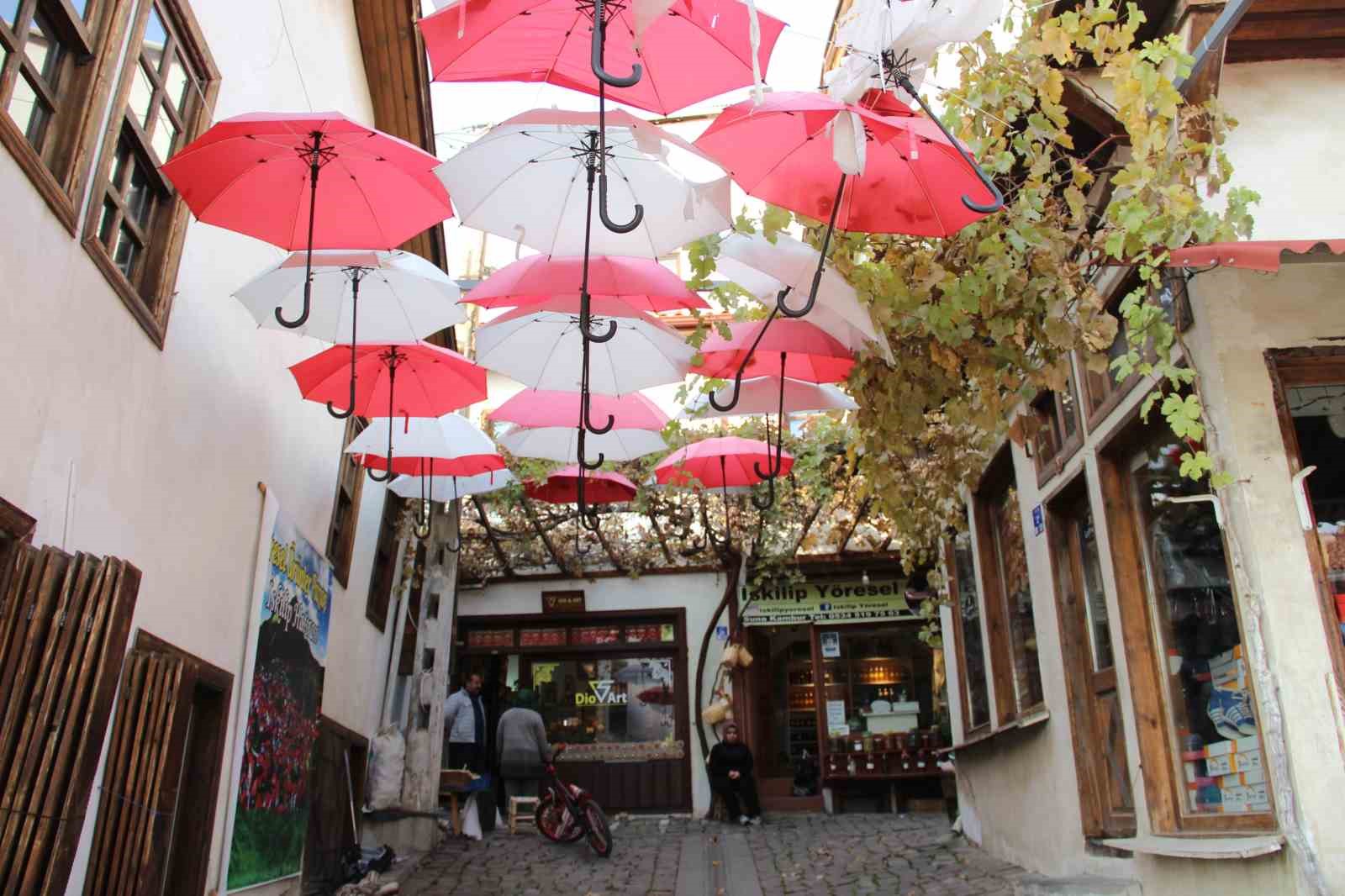 Kış mevsiminin vazgeçilmezi turşu tezgahları süslemeye başladı
