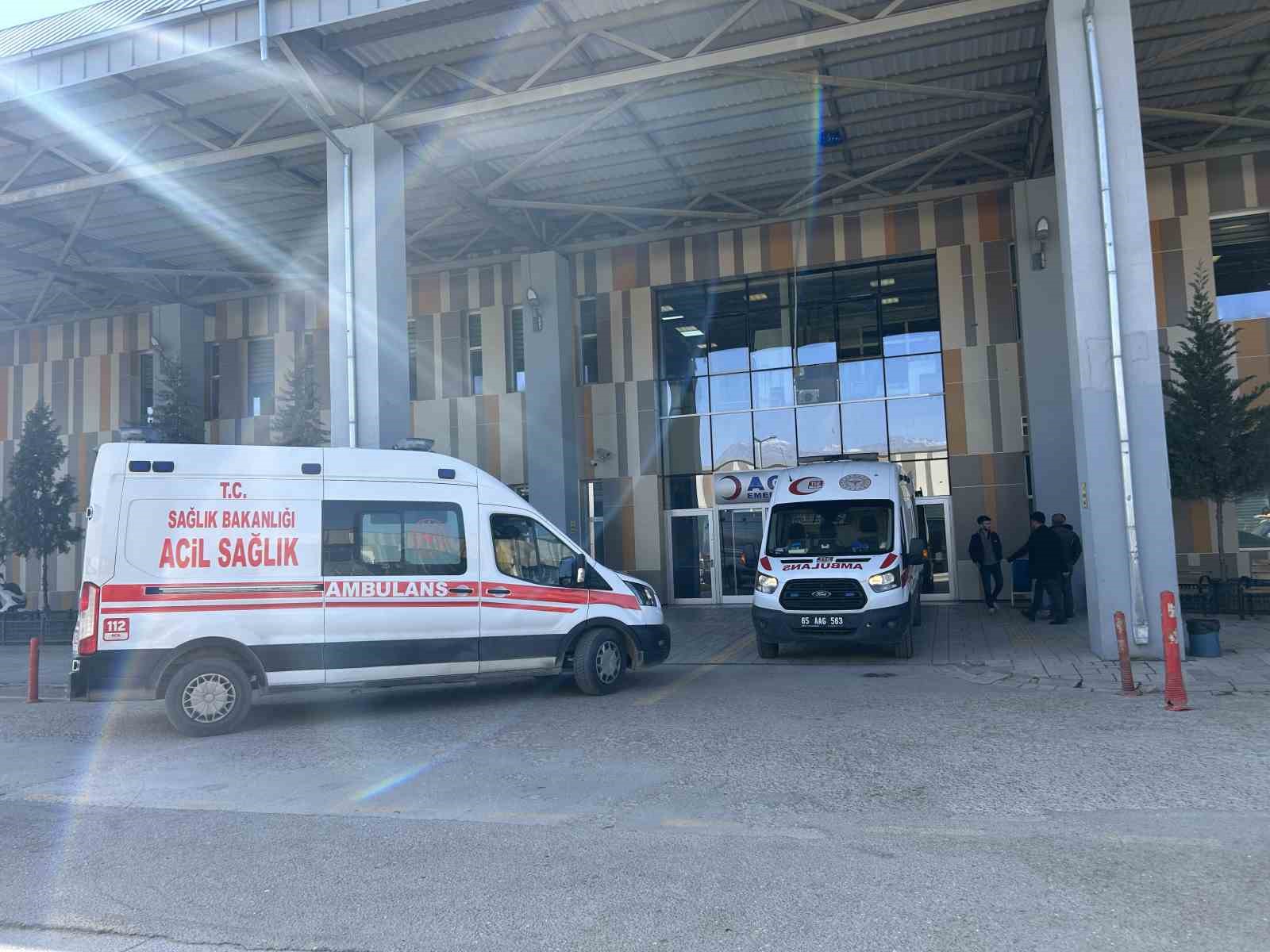 Van’da 5 öğrenci zehirlenme şüphesiyle hastaneye kaldırıldı
