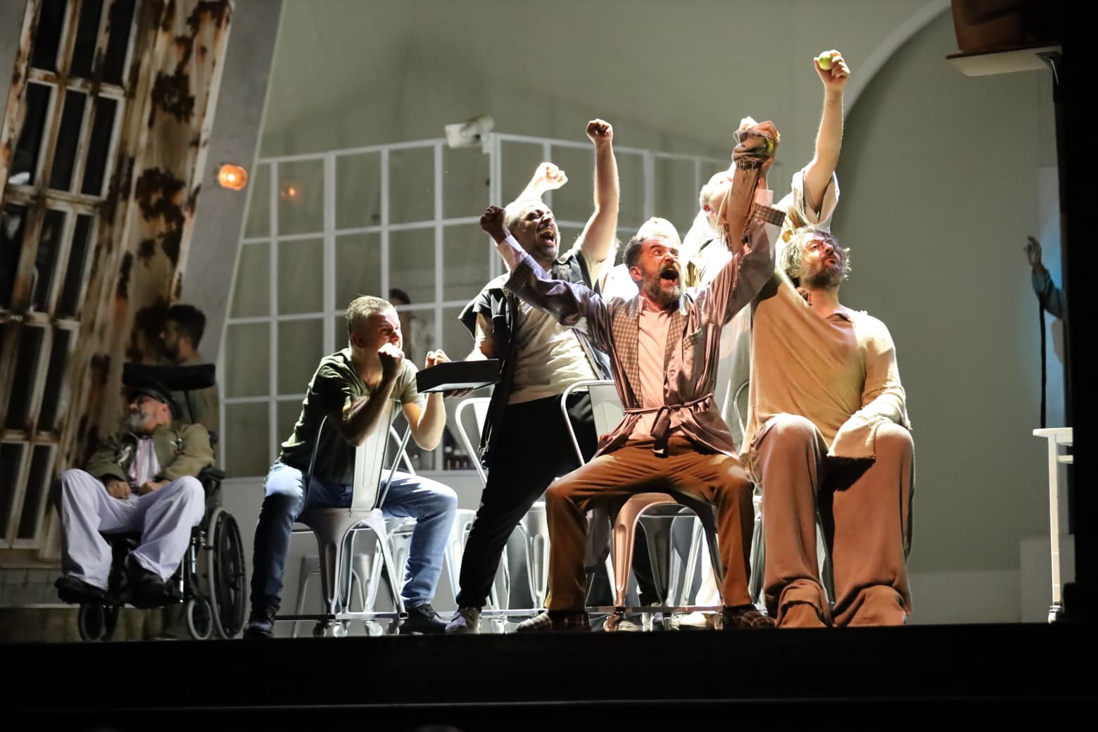 Şehir tiyatrosu perdesini öğretmenler için ücretsiz açıyor