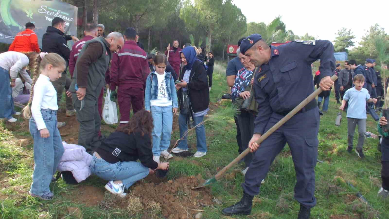 Burhaniye’de 400 fidan toprakla buluştu
