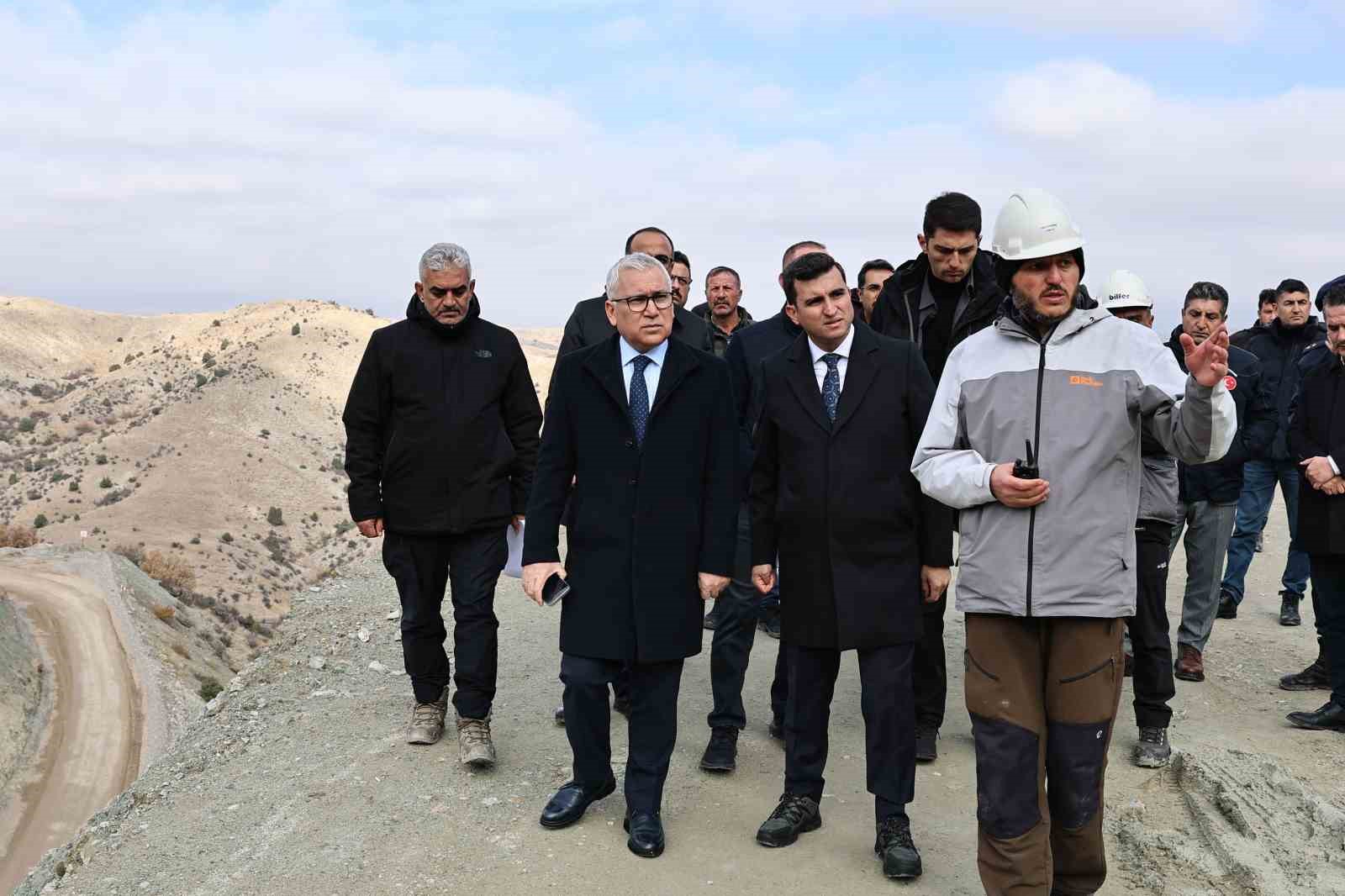 Göçük altında kalan işçiyi arama kurtarma çalışmaları 3’üncü gününde devam ediyor
